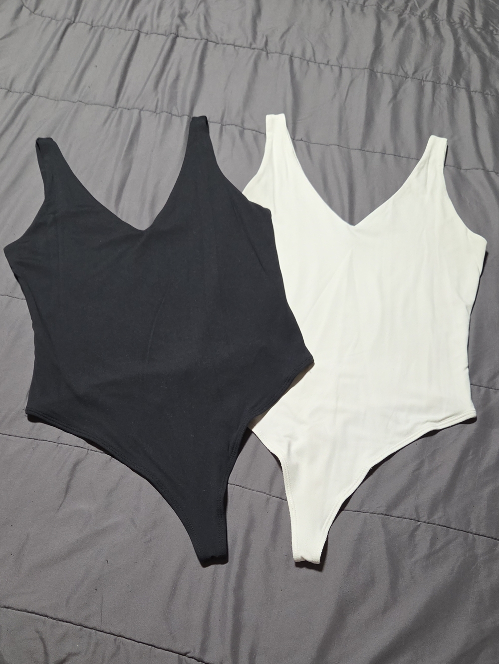 Sleek V-Neck Sleeveless Thong Bodysuit - Black & White